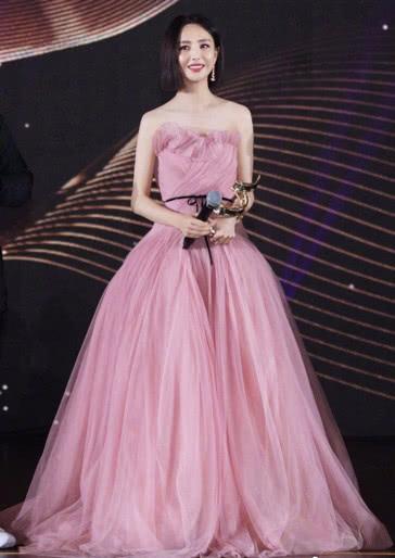 佟丽娅短发配抹胸豆沙粉礼服,女王范十足