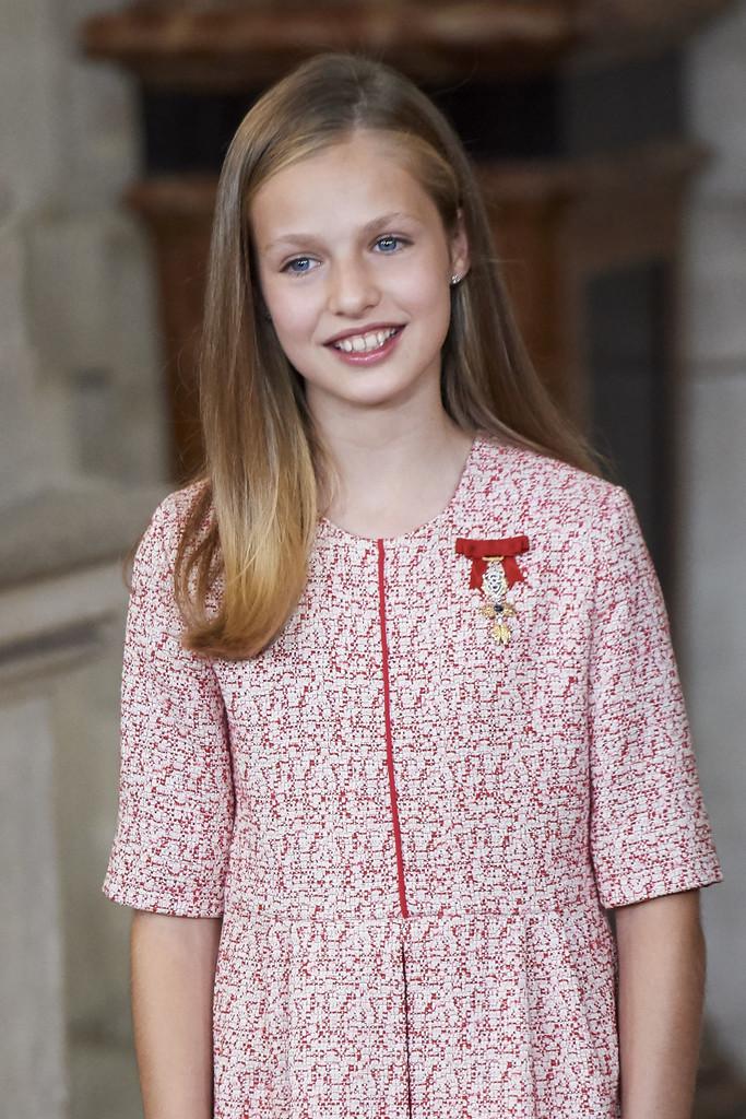 莱昂诺尔索菲亚公主又漂亮了同穿连衣裙十分可爱越来越有品味