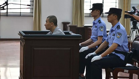 重庆男子杀害狱警刺伤法官一审被判死刑