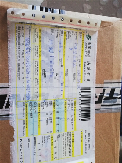 聂丽云“制作”的快递箱，箱子上贴着中国邮政的快递单。 新京报记者 祖一飞 摄