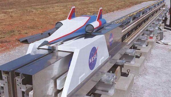 美国研制的电磁轨道炮将弹药加速到2380米每秒威力十分惊人