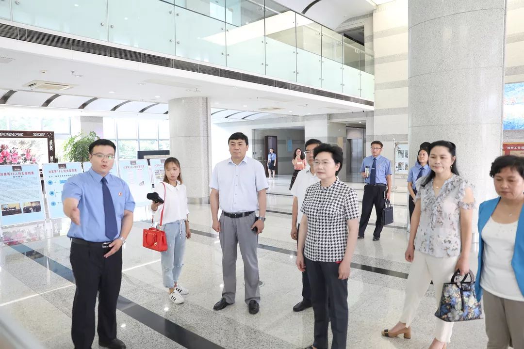 市检察院党组成员,副检察长方红卫等人的陪同下,赴丹阳专题调研检察