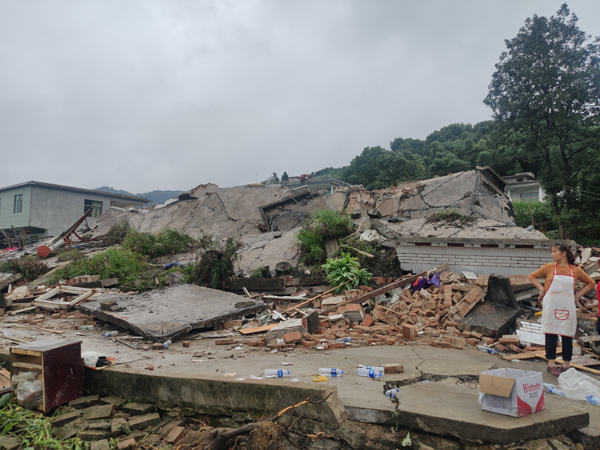 李氏兄弟的房屋在地震中被夷为平地。  本文图片均为澎湃新闻记者 郑朝渊 图