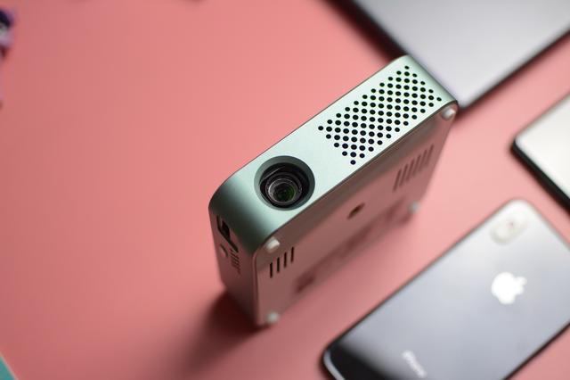 走哪投哪的随身影院见过吗微鲸无线投影仪e2实测