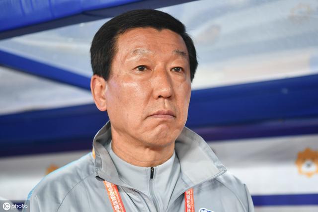 年初大连超越俱乐部解散;联赛中期中乙大连千兆欠薪,美女老板王俊奇