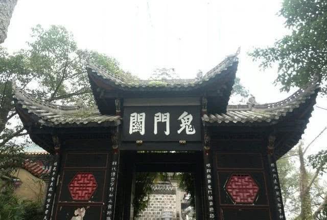 除了吓人逼真的造型,这里的天子殿,奈何桥,黄泉路,望乡台等也是非常