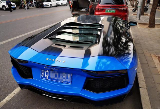 北京偶遇渐变色版兰博基尼,里面说不定还有车载移动道场