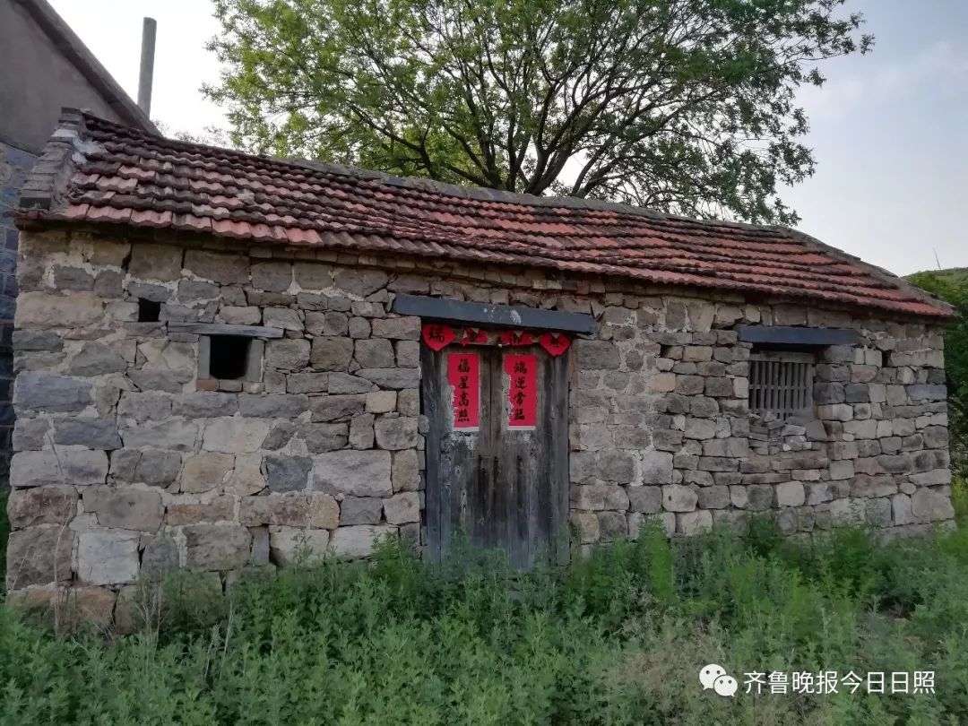 群山环抱日照这里藏着一个山村彩石老屋很罕见