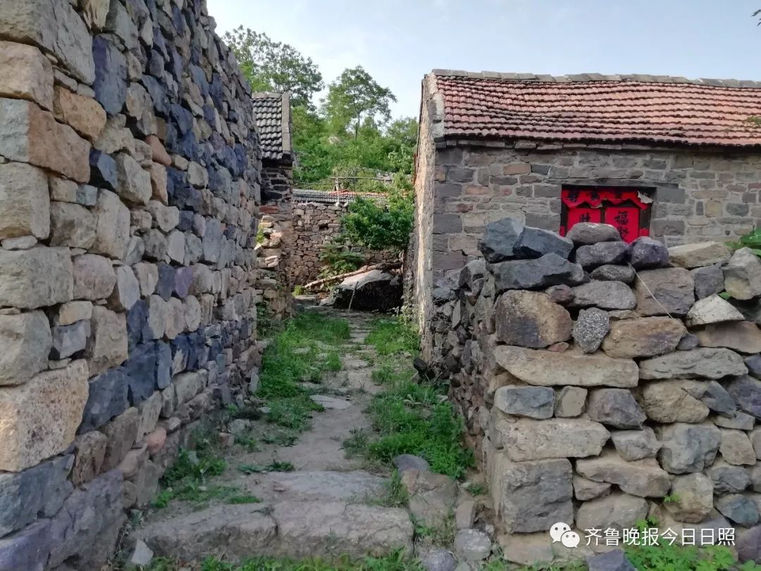 群山环抱日照这里藏着一个山村彩石老屋很罕见