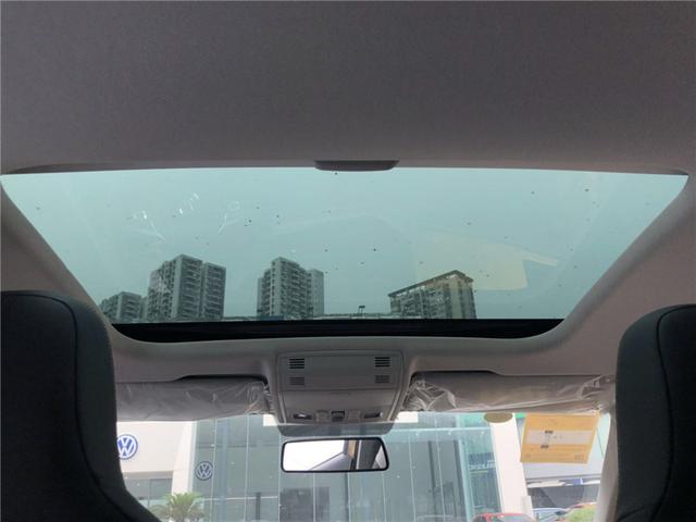 销售人员告诉我,全新一代polo plus全系标配了全景天窗,多功能方向盘