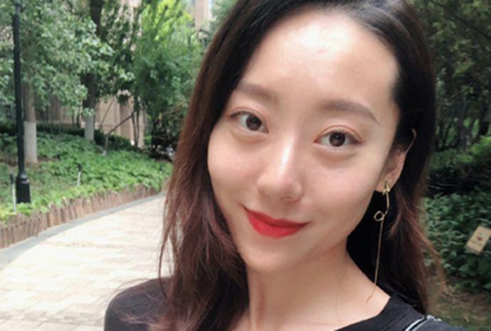 鄂博演艺圈打拼多年却未出名 网友质疑其遭潜规则