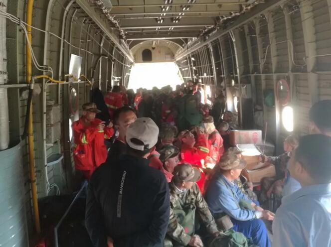 内蒙古大兴安岭快速扑火队队员乘坐M26飞机前往火场。
