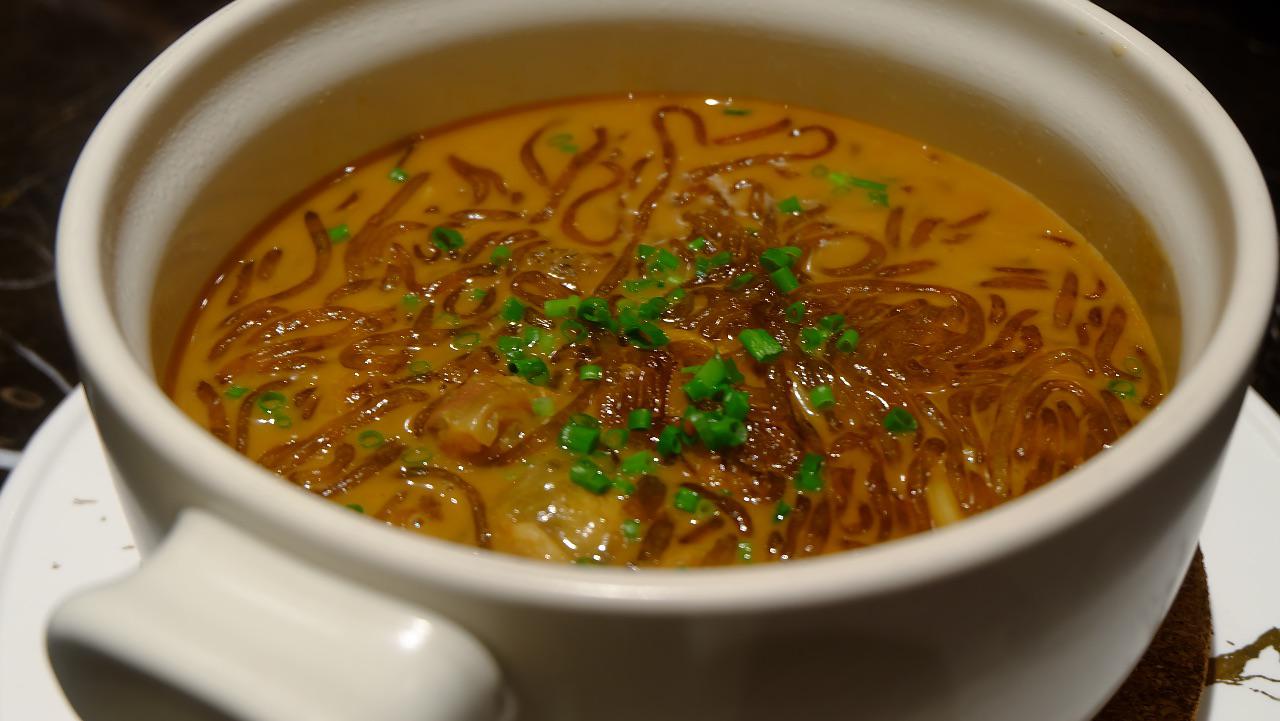 沙蒜烧台州绿豆粉面源自台州的海葵营养价值颇高,和台州豆面同烧.