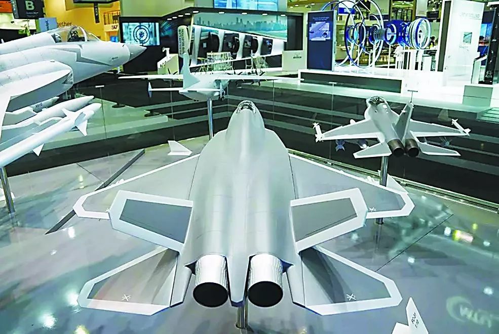 航空工业展台的隐形战机模型引发关注。