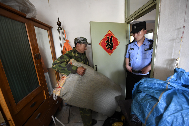 得到法官的許可后,工人開始清理房間。
