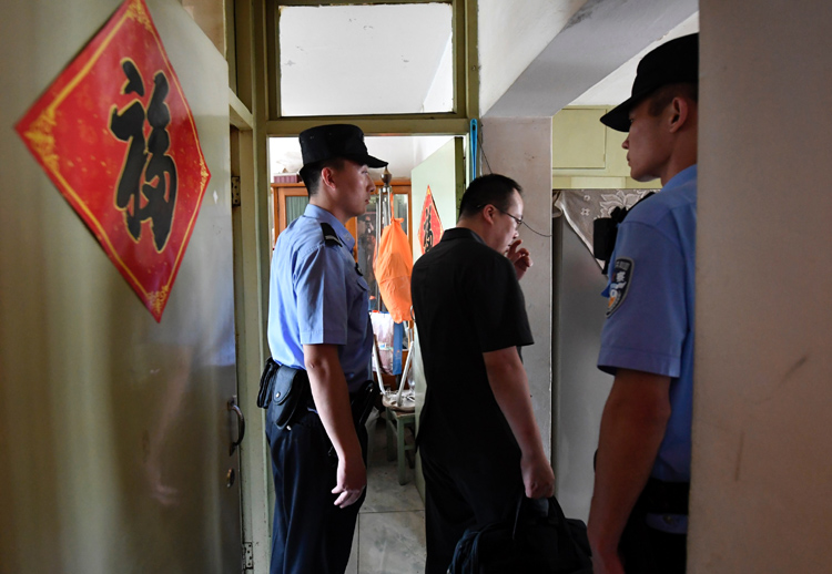 開鎖后法官和法警進入房間。
