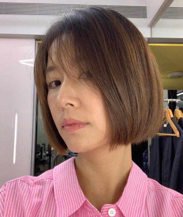 林心如短发自拍照被疯传,发际线太高引热议,不如短发的蒋欣美