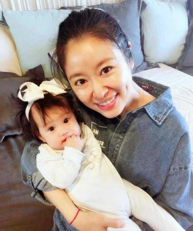 带你看看林心如千万豪宅,室内装修豪华大气,院子自带游泳池