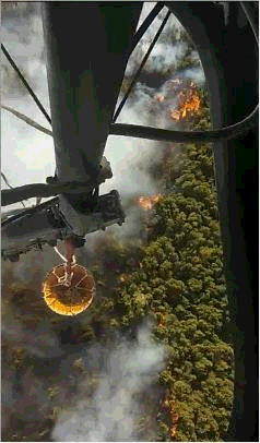 M26直升机空中吊桶灭火作业