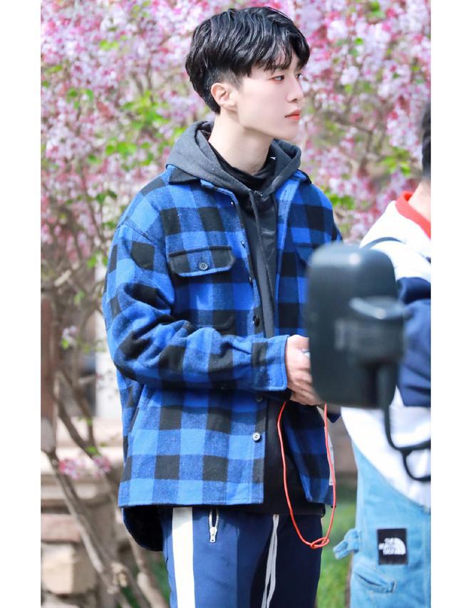 22岁费启鸣真低调,大胆尝试学院风,校服裤都遮不住的帅气!