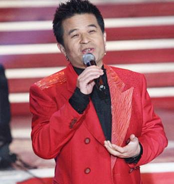 60岁毕福剑穿西装登台,时隔4年再担任主持,身体发福,气质不见