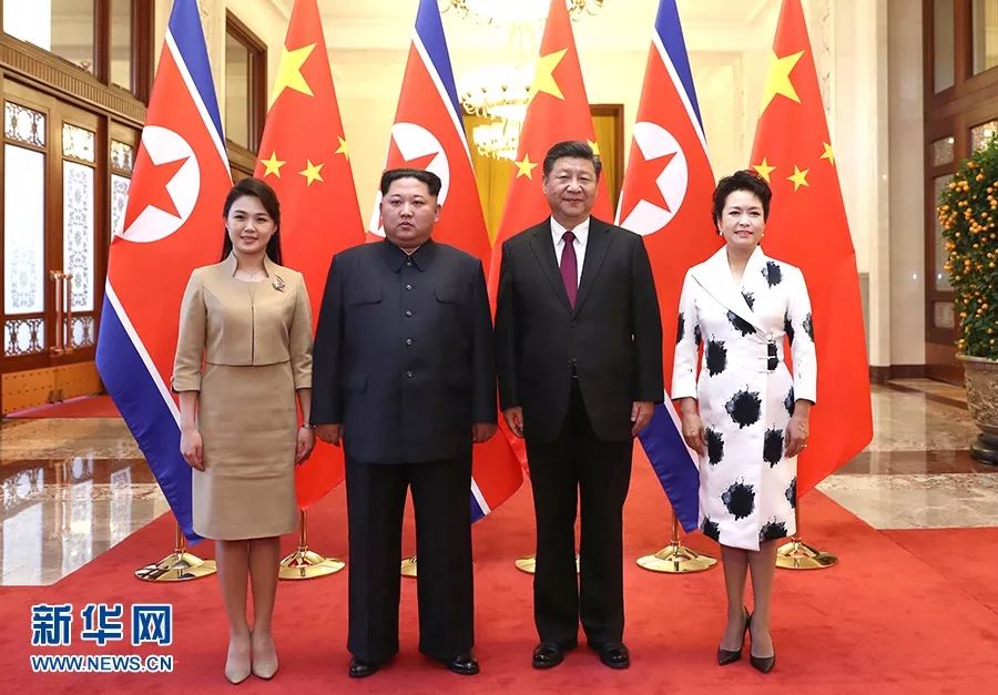 △这是习近平和夫人彭丽媛在人民大会堂同金正恩和夫人李雪主合影。