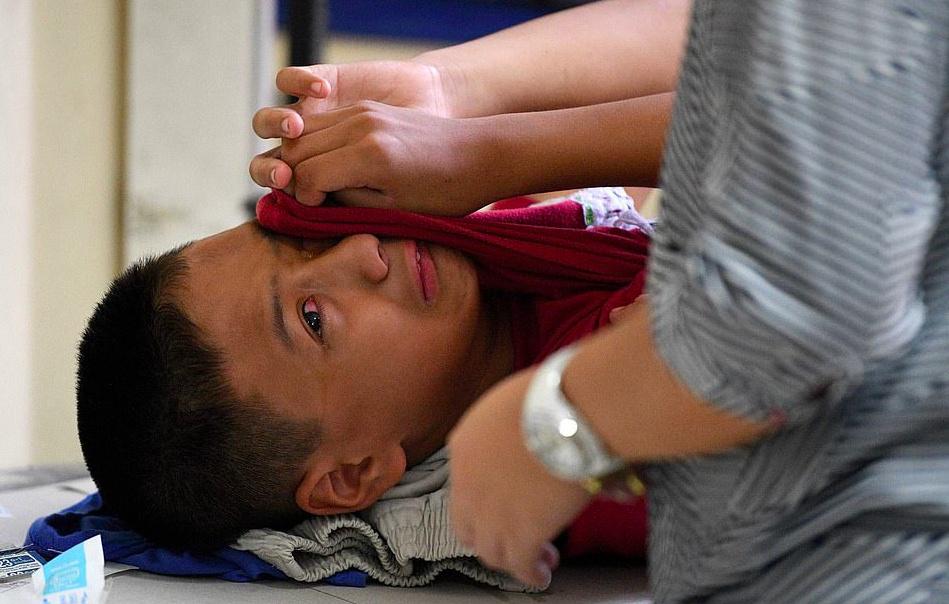 菲律宾千名男童接受割礼他们咬牙切齿痛苦嚎叫