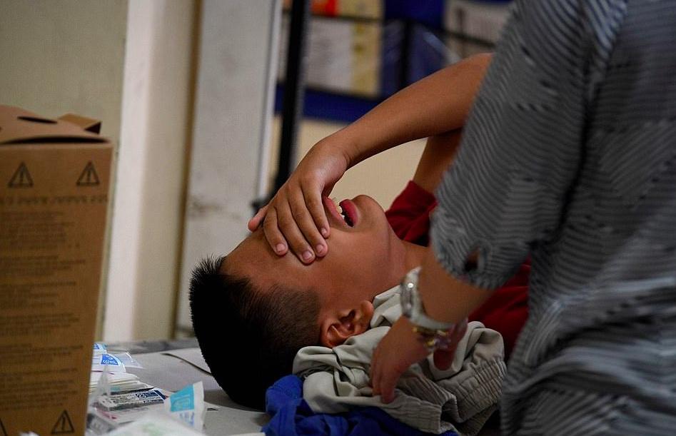 菲律宾千名男童接受割礼他们咬牙切齿痛苦嚎叫