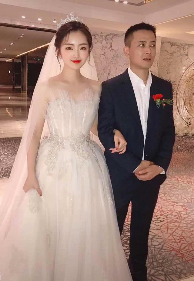 "最帅气岳父"火了,出席女儿婚礼时被误认为新郎,网友:挺般配