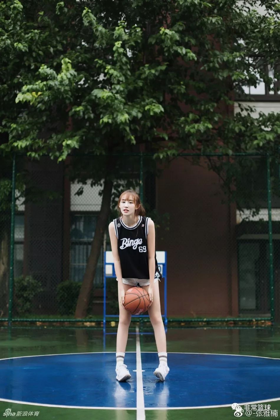 清纯篮球女孩,雨后一起约球吗?