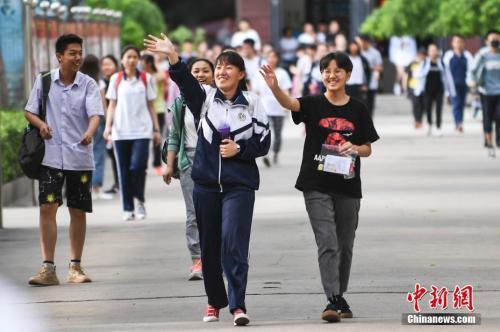 　　资料图：6月8日，山西太原成成中学考点，走出考场的考生露出灿烂笑容。中新社记者 武俊杰 摄