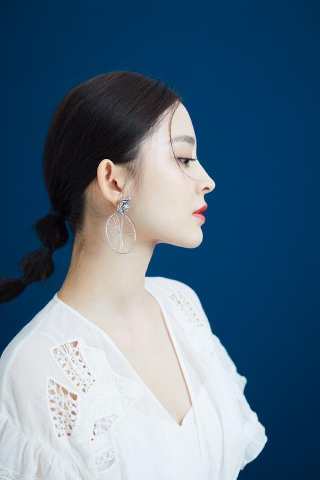 古力娜扎颜值真高,梳中分都没任何压力,配小白裙美成公主了