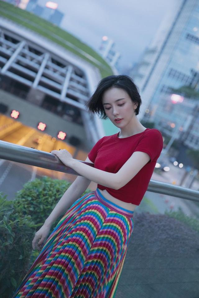 吕佳容小蛮腰,皮肤白好身材,学穿搭停不下来