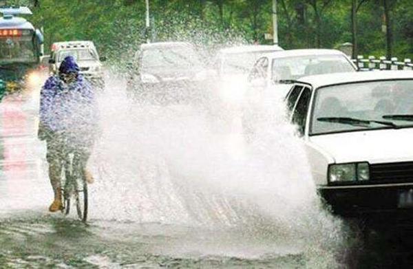 老司机总结“雨天开车5技巧”，新手看了很管用