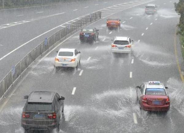 老司机总结“雨天开车5技巧”，新手看了很管用