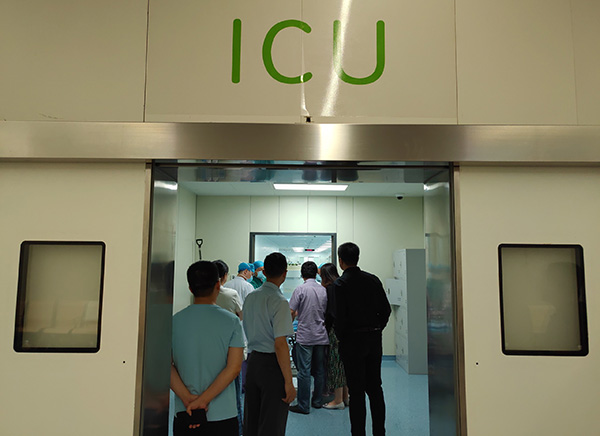 6月19日，南京被砸女孩被推出手术室，转入ICU。东方IC 图