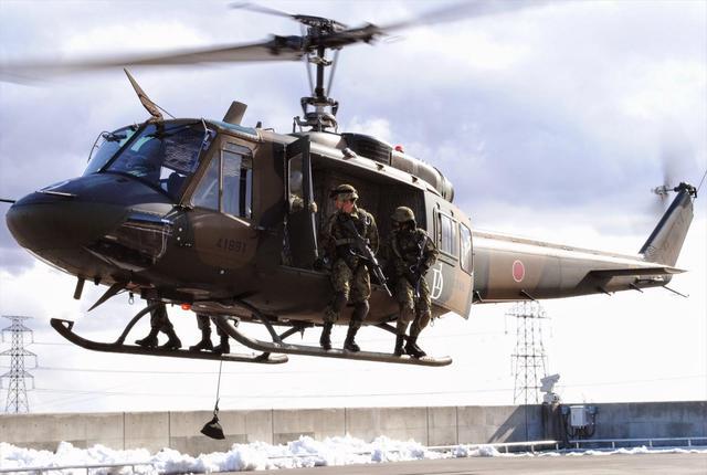 突发:日本陆上自卫队训练直升机硬着落,断成两截,零件散落一地