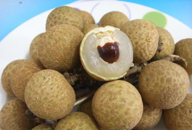 疯人果又叫龙荔,有毒.