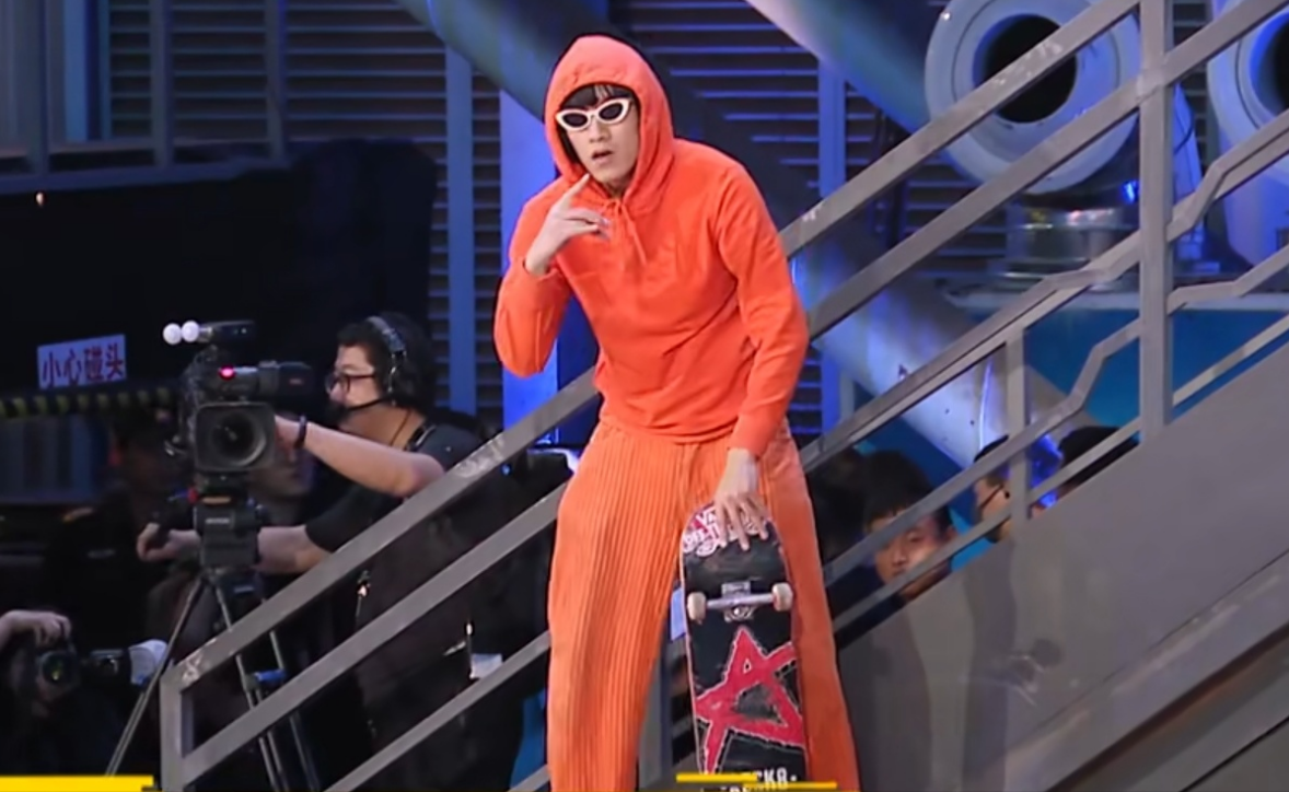 滑手王子轩想做滑板界的"蔡徐坤",王一博自称会滑板,不料翻车