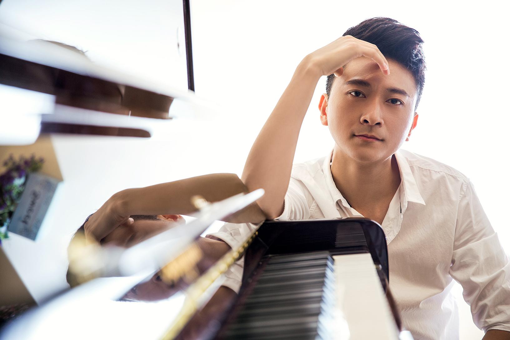 9岁童星李昕融为爸爸李凯稠献礼《听我说谢谢你》,甜美声线感人__财经