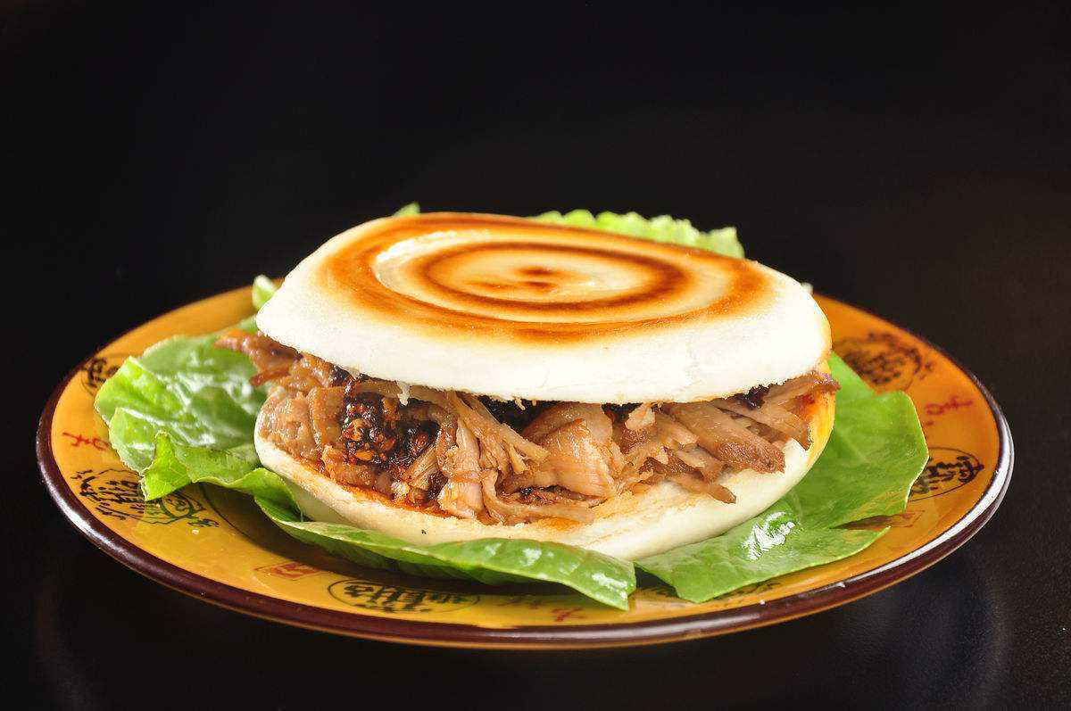 猪肉搭配青椒做出香气四溢的肉夹馍香浓有嚼劲