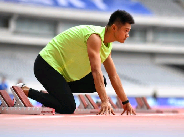 谢震业跑出9秒28打破一项亚洲纪录,赛后不满自己表现