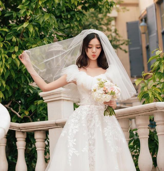 林允晒唯美婚纱写真,长发披肩手捧玫瑰,犹如城堡中的白雪公主!