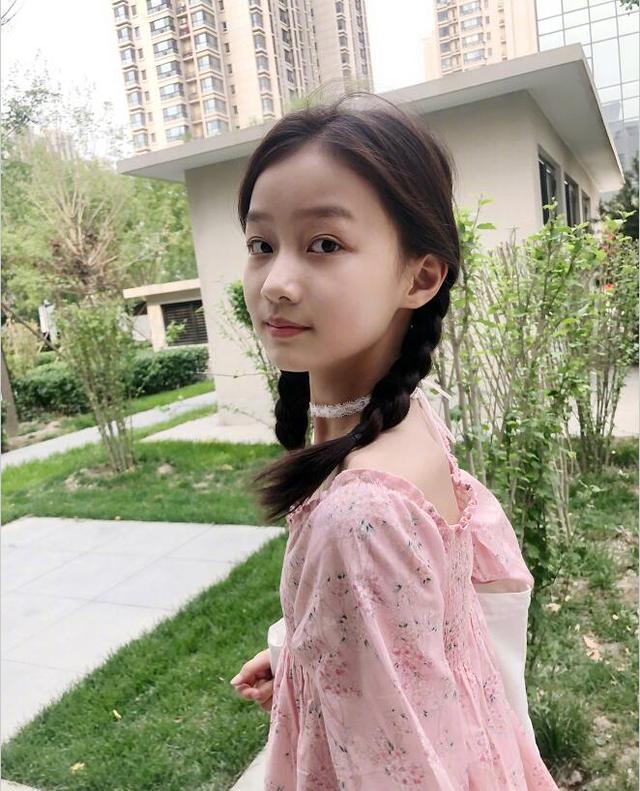 赵薇"女儿",扎两麻花辫清新迷人,回眸一笑萌翻全场|纪姿含|麻花辫