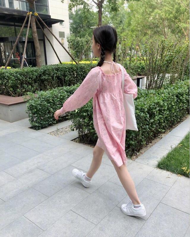 赵薇女儿扎两麻花辫清新迷人回眸一笑萌翻全场