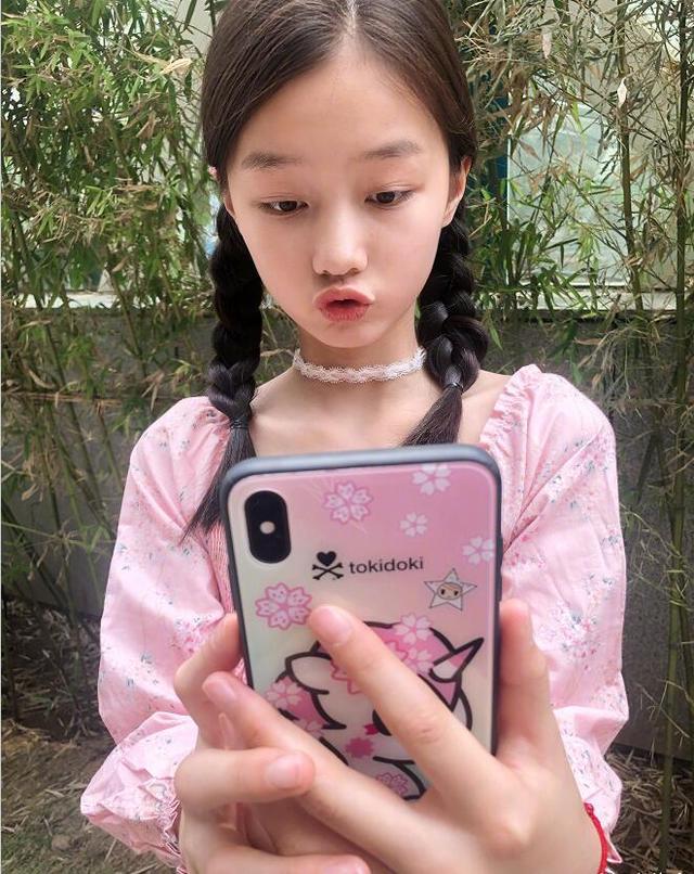 赵薇女儿扎两麻花辫清新迷人回眸一笑萌翻全场