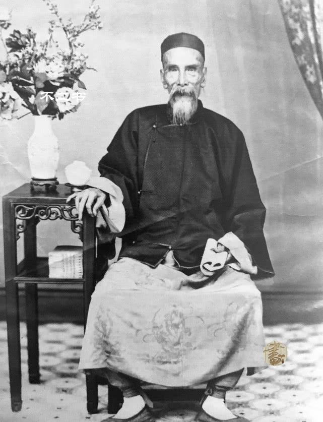 清末老照片迟暮之年的慈禧太后穿着官服真实的清朝官员