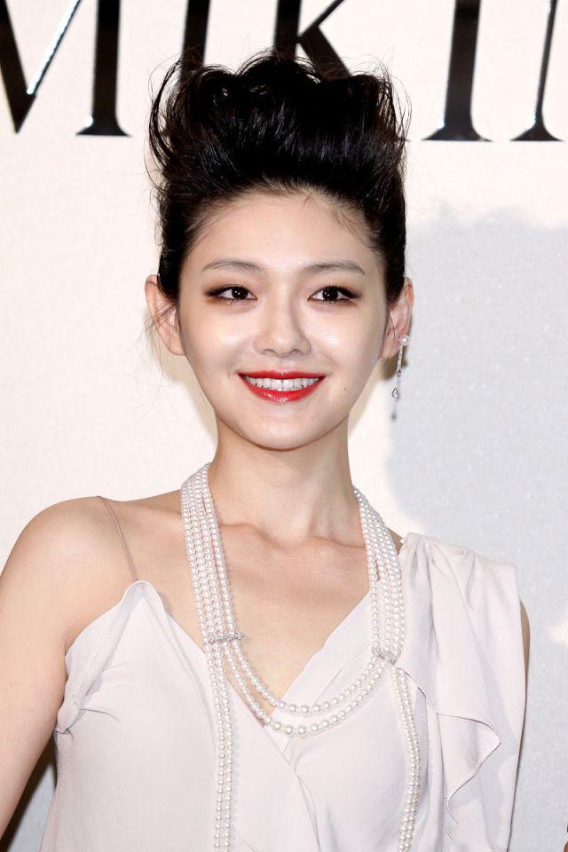 大s这是放弃偶像包袱了?烈火红唇 摇滚朝天发,却穿着性感白裙