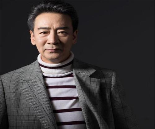 小21岁娇妻为他生子,54岁了才当上爸,如今9岁儿子长的帅气