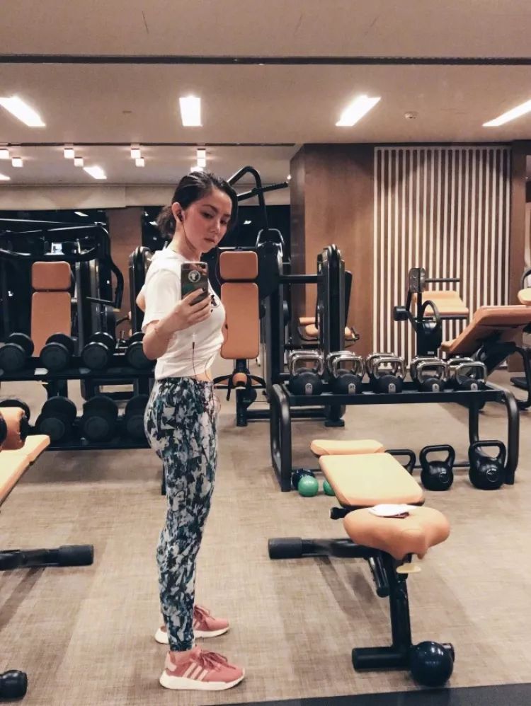 她又胖回了刚出道的样子?|刚出道|身材|邓紫棋_新浪新闻